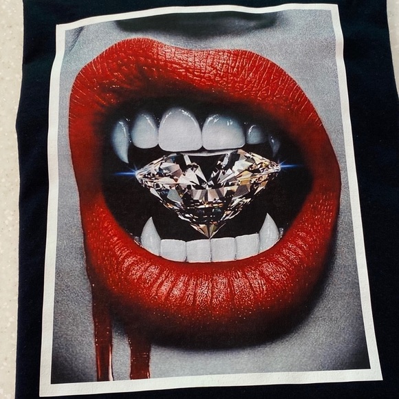 New unisex “ Diamond fangs “ tee. - Picture 5 of 5